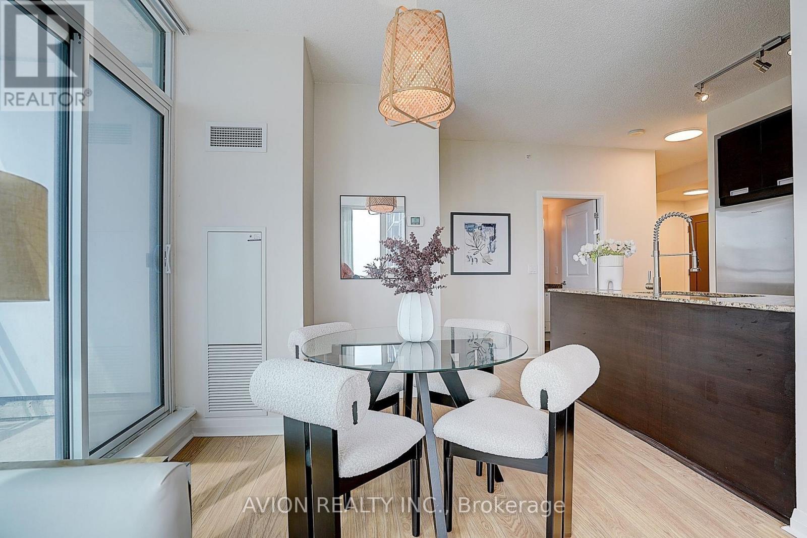 1202 - 55 Eglinton Avenue W, Mississauga, Ontario  L5R 0E5 - Photo 4 - W13541392