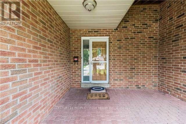 18 Omega Square, Brampton, Ontario  L6Z 1K5 - Photo 2 - W13541482