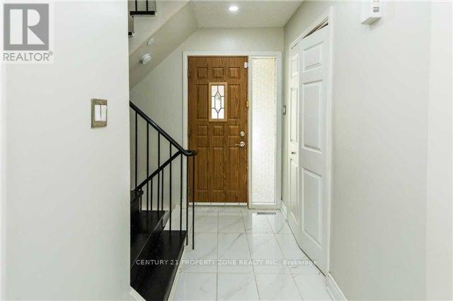 18 Omega Square, Brampton, Ontario  L6Z 1K5 - Photo 3 - W13541482