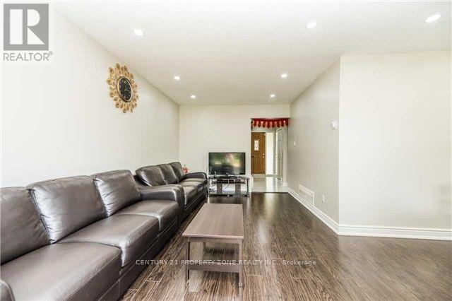 18 Omega Square, Brampton, Ontario  L6Z 1K5 - Photo 4 - W13541482