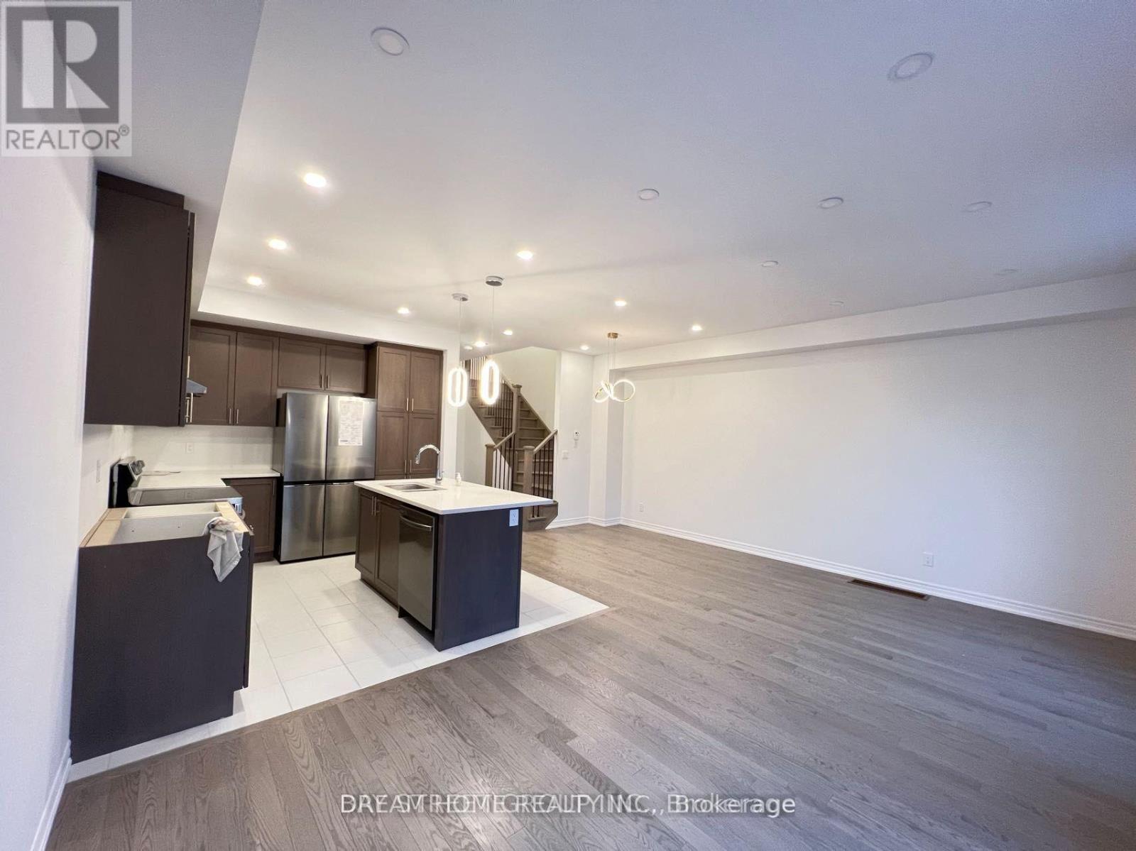 8 Brofarm Lane, Whitchurch-Stouffville, Ontario  L4A 5G2 - Photo 3 - N13541524