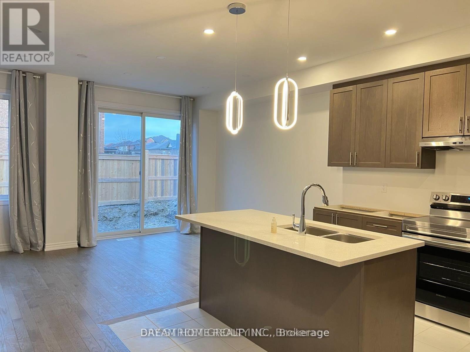 8 Brofarm Lane, Whitchurch-Stouffville, Ontario  L4A 5G2 - Photo 4 - N13541524