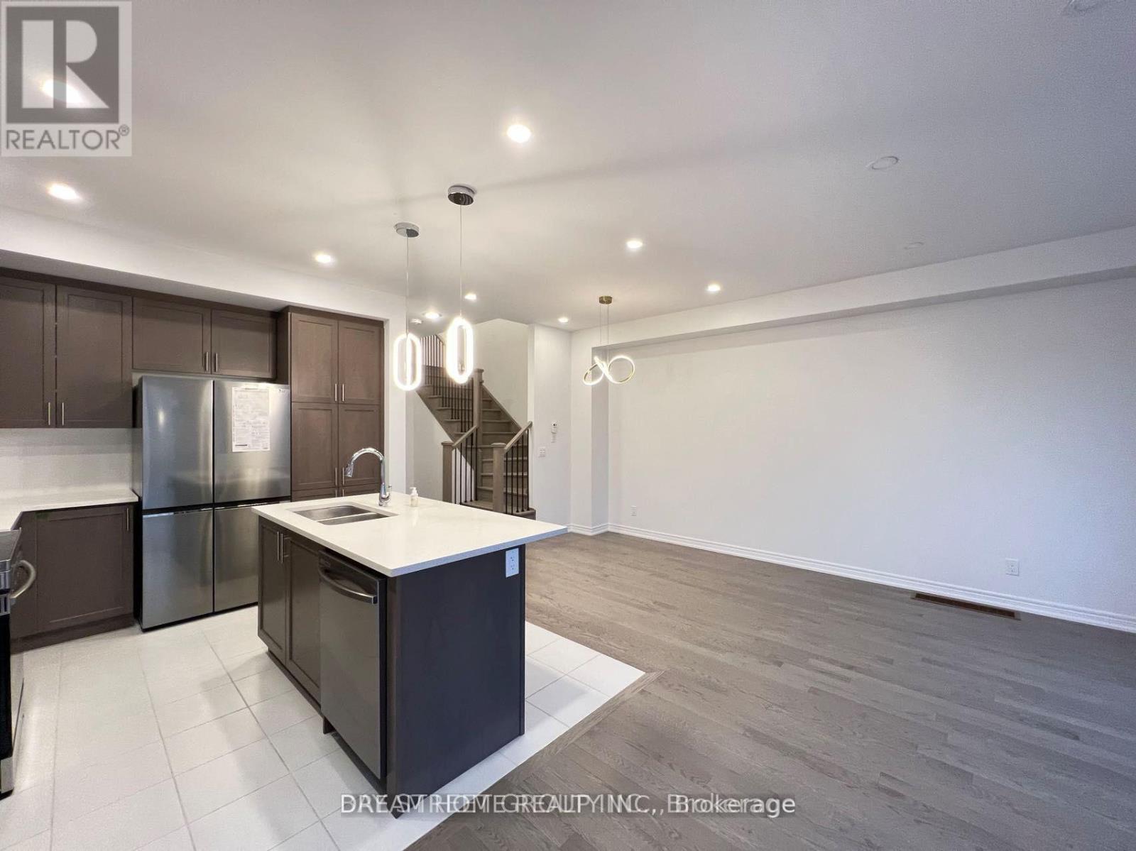 8 Brofarm Lane, Whitchurch-Stouffville, Ontario  L4A 5G2 - Photo 5 - N13541524