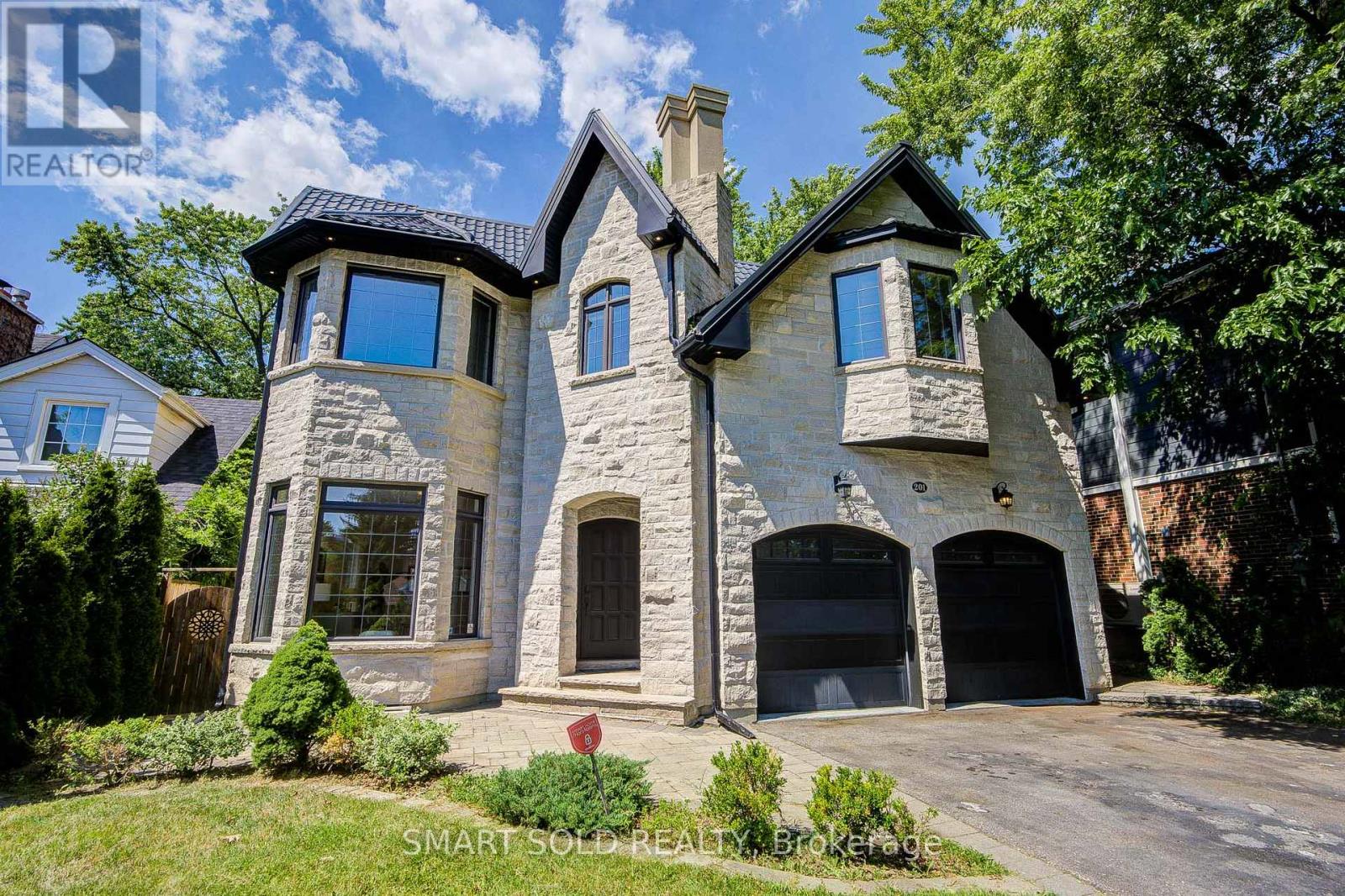201 BURNHAMTHORPE ROAD, Toronto, Ontario