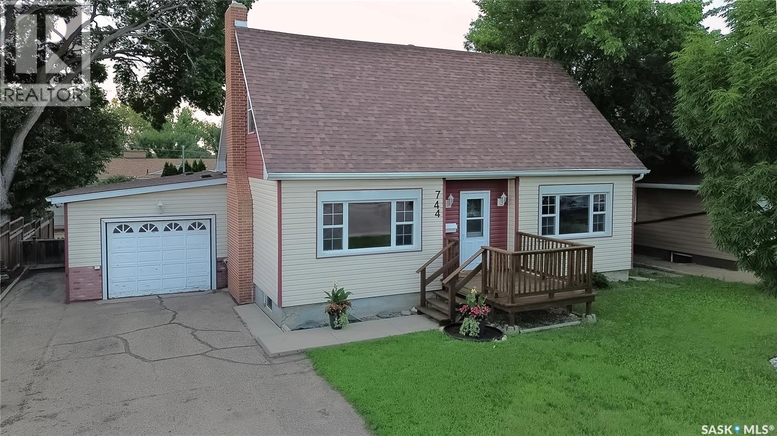 744 Saskatchewan STREET W, Moose Jaw, Saskatchewan