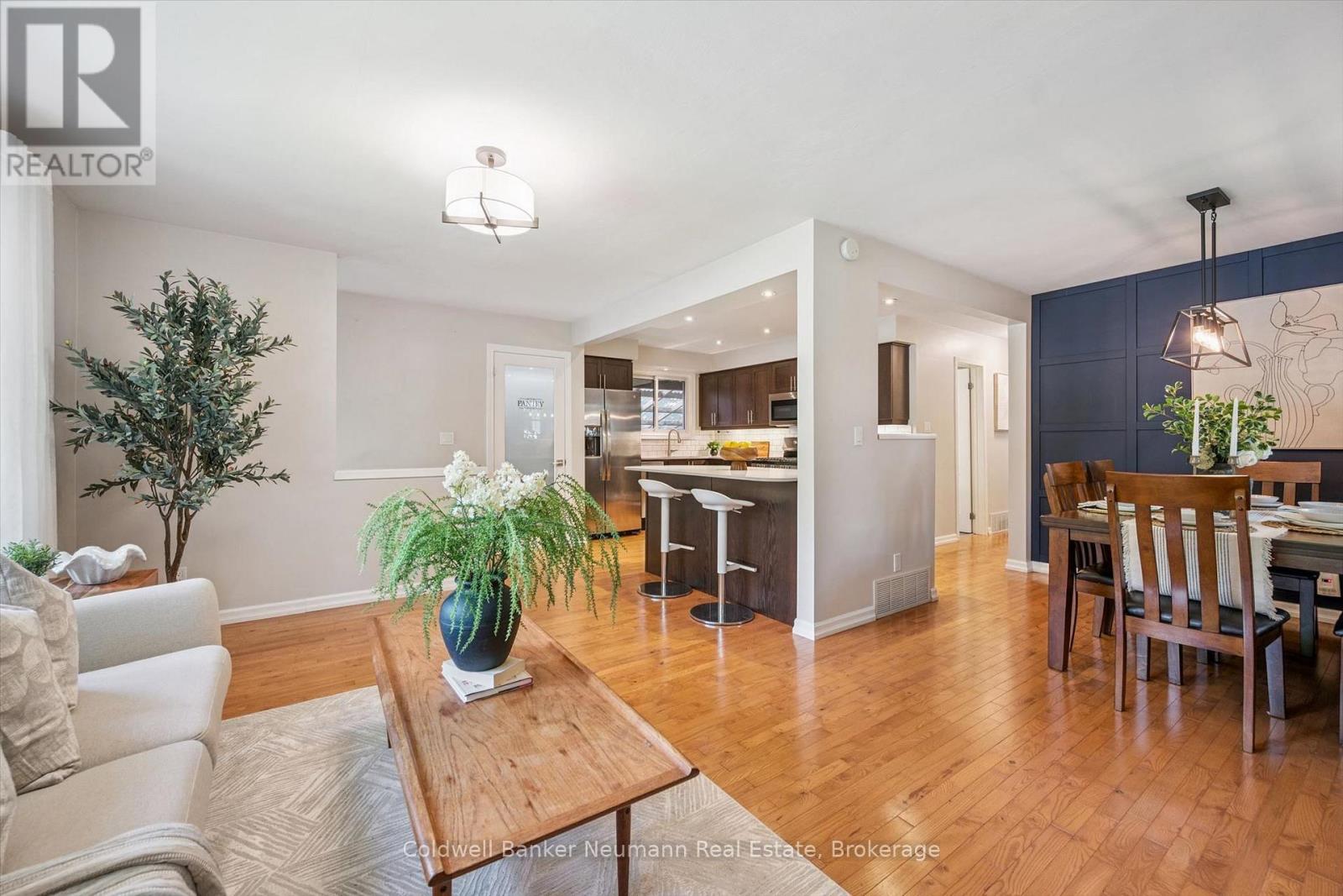 175 Woodville Place, Waterloo, Ontario  N2L 4W8 - Photo 2 - X13541588