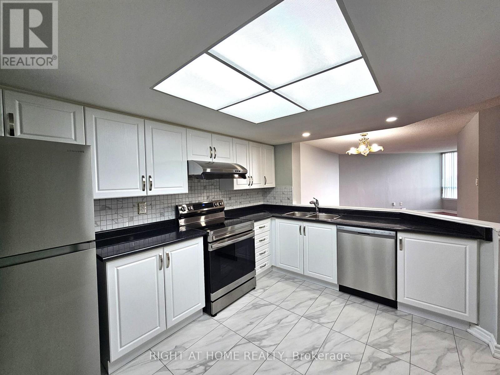 901 - 300 Alton Towers Circle, Toronto, Ontario  M1V 4X9 - Photo 4 - E13541570