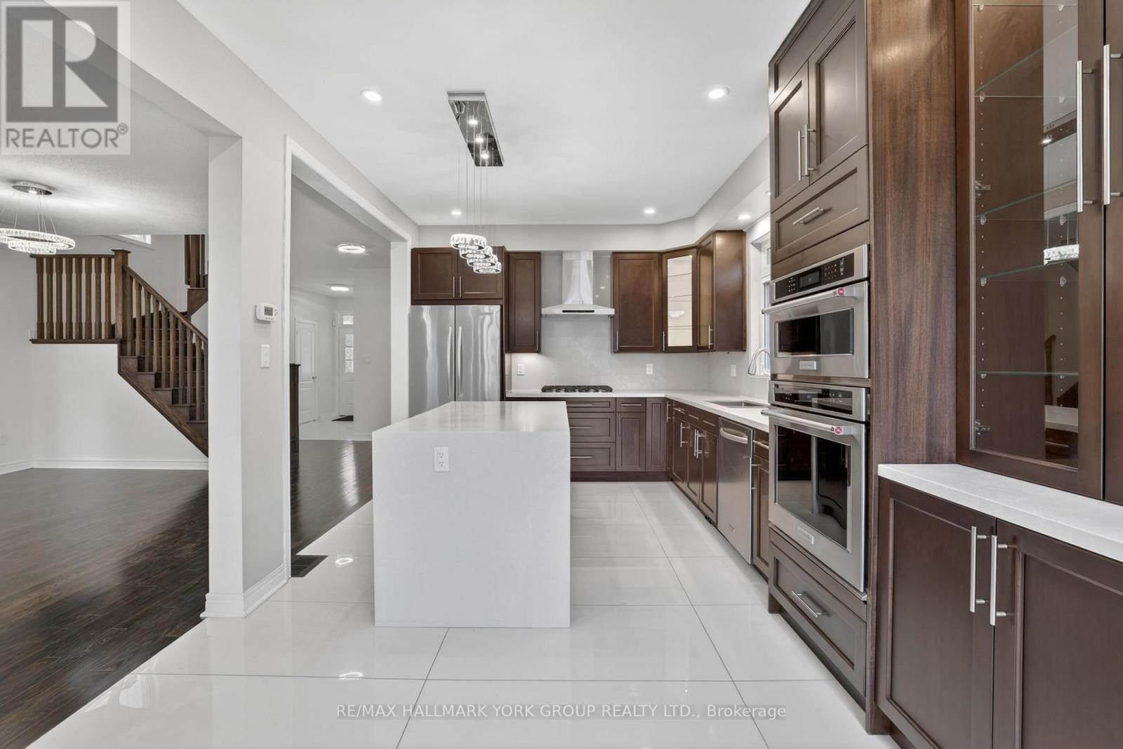 35 Amberwing Landing, Bradford West Gwillimbury (Bradford), Ontario  L3Z 0H9 - Photo 3 - N13541708