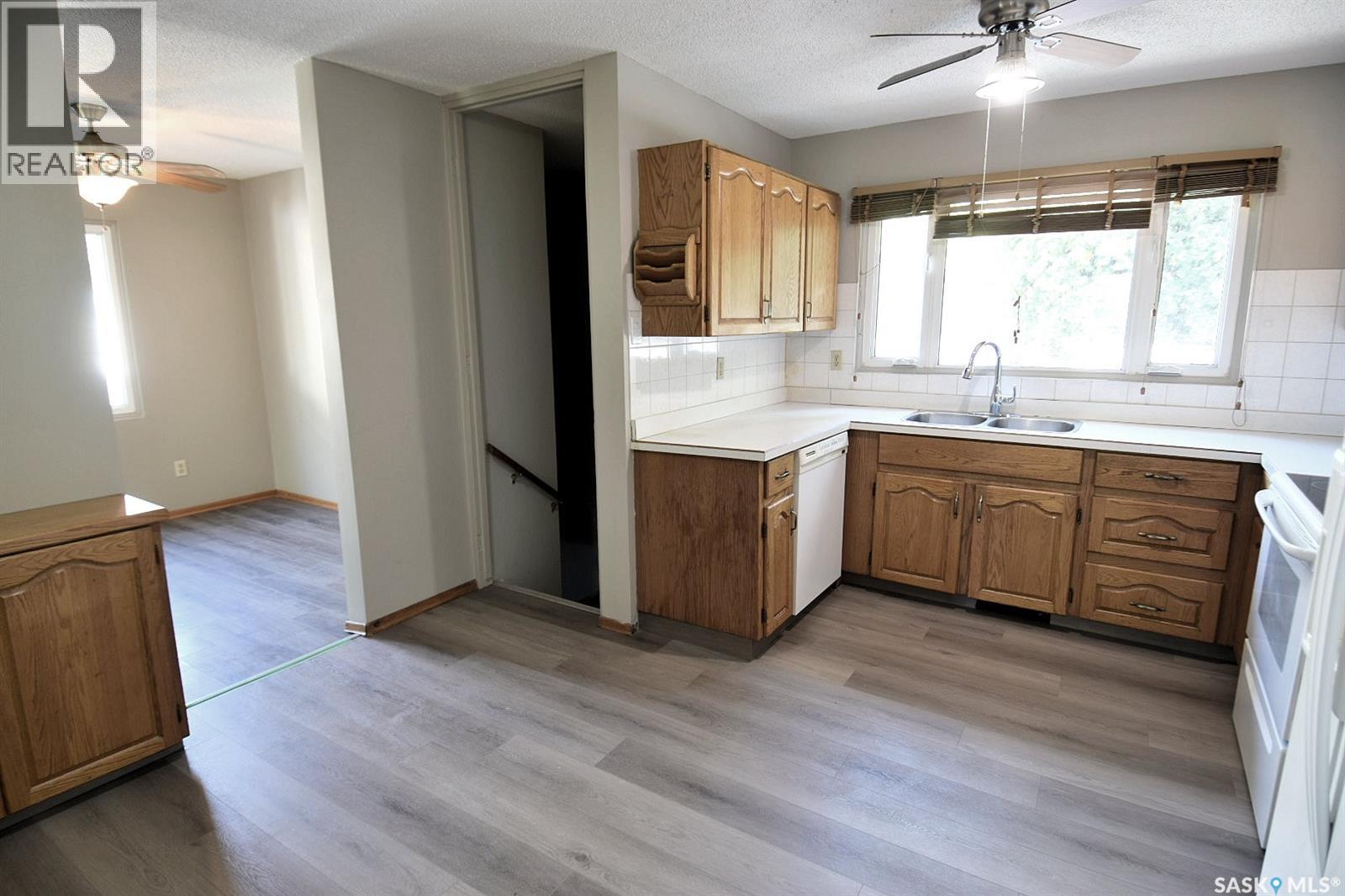 352 Carleton Drive, Saskatoon, Saskatchewan  S7H 4C1 - Photo 4 - SK042020