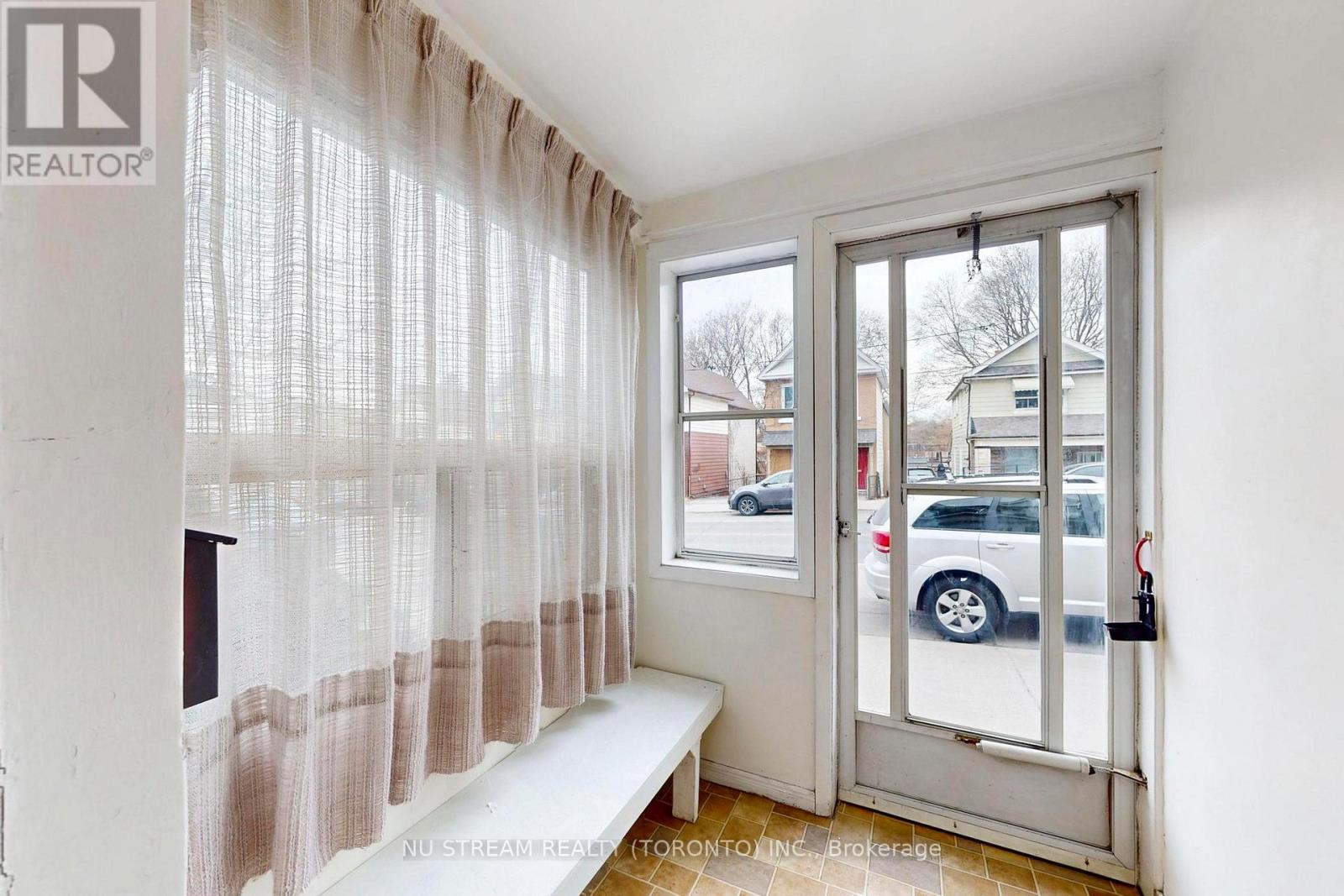 Upper Unit - 393 Jones Avenue, Toronto, Ontario  M4J 3G5 - Photo 6 - E13541908