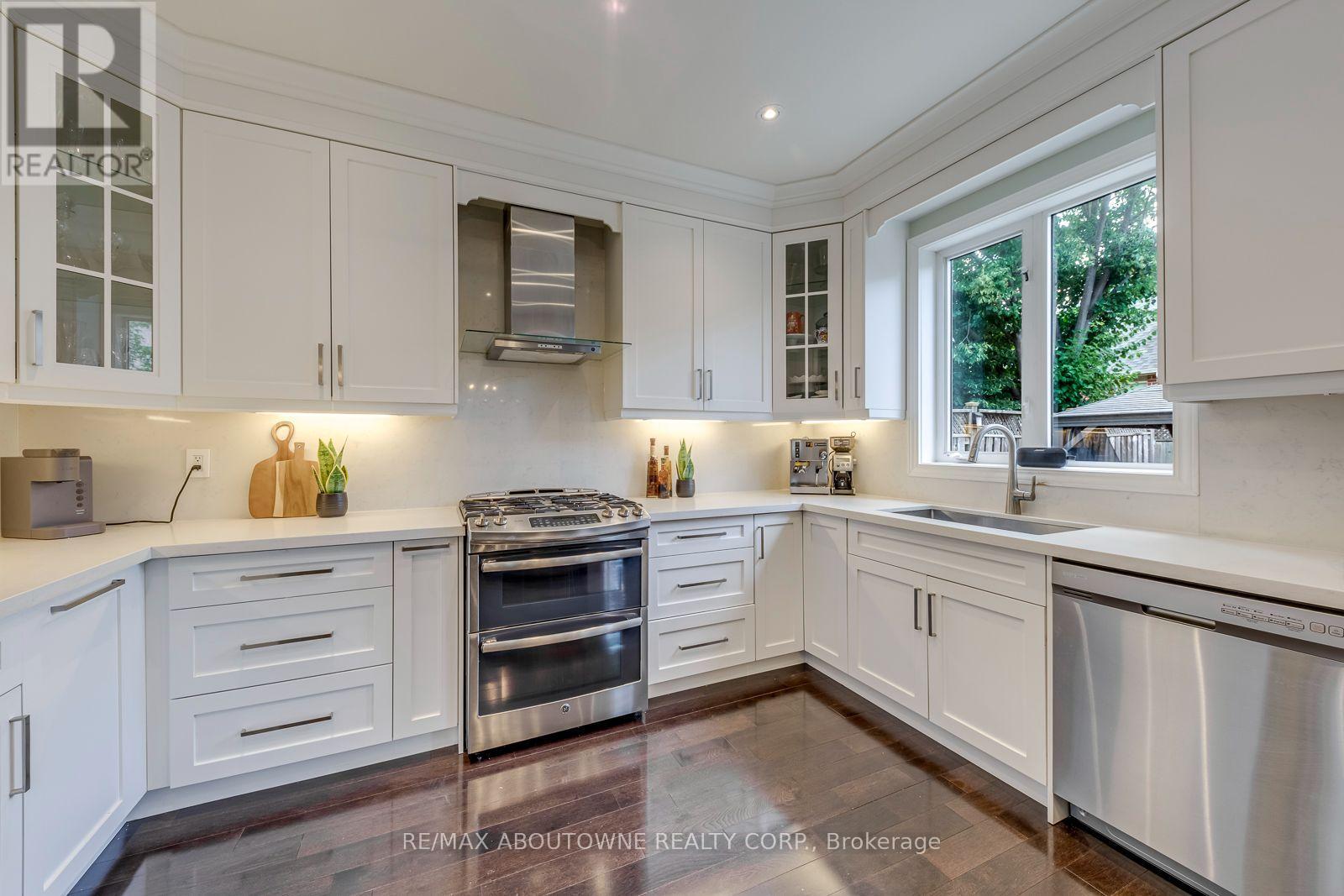 2067 Helmsley Avenue, Oakville, Ontario  L6M 4R5 - Photo 19 - W13541854