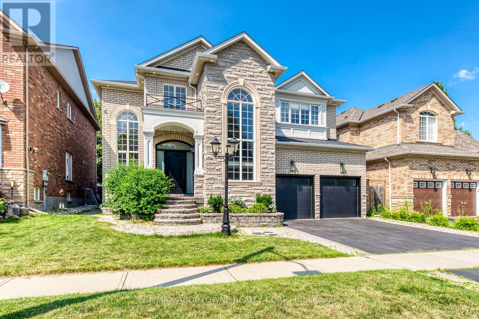 2067 Helmsley Avenue, Oakville, Ontario  L6M 4R5 - Photo 2 - W13541854