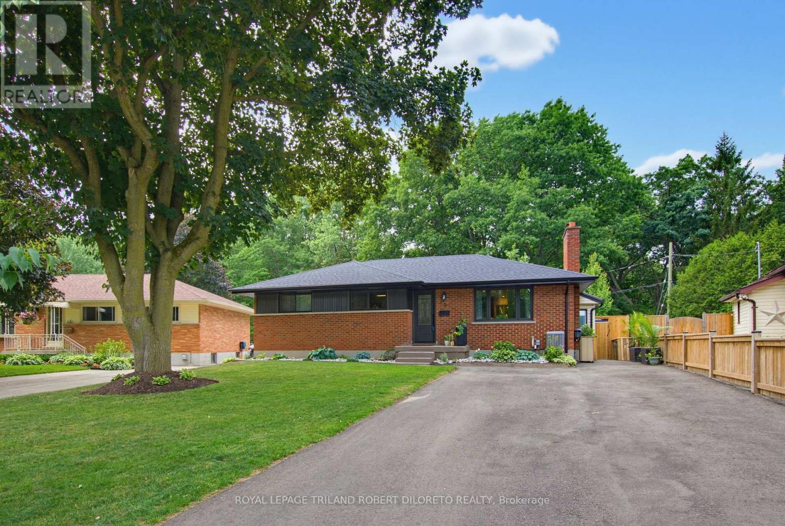 9 STRATHCONA DRIVE, London East (East O)