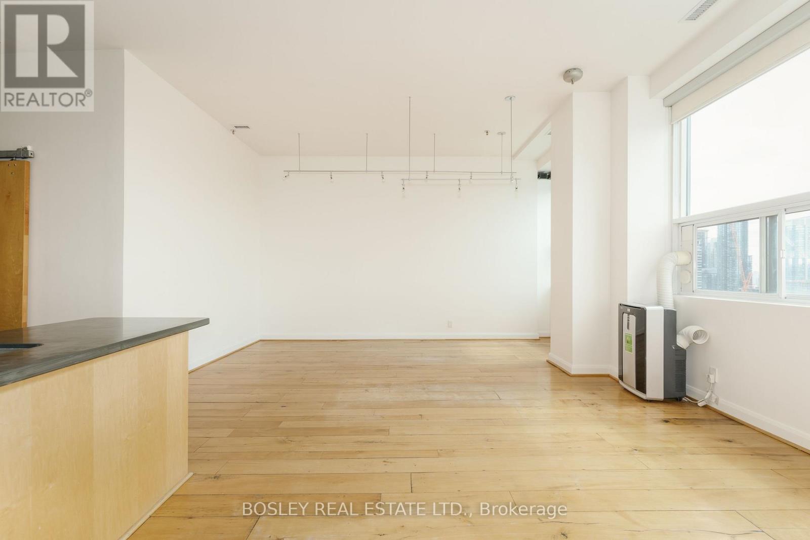 1212 - 700 KING STREET W