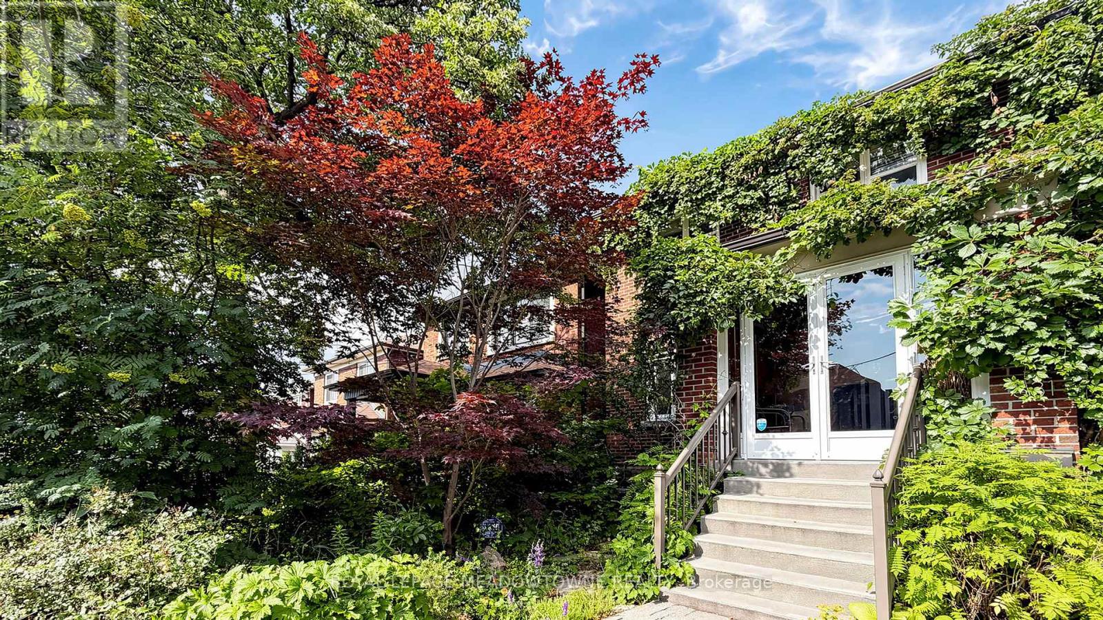 <div class="slider-price">$1,099,000</div><p>331 Glenholme Avenue, Toronto, Ontario</p>