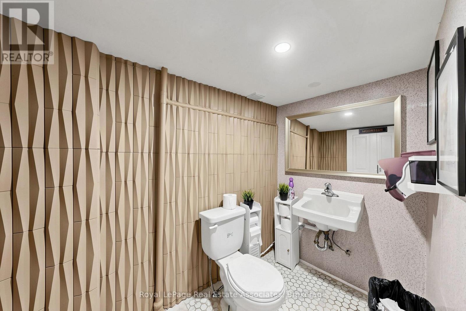 2107 Yonge Street, Toronto, Ontario M4S 2A4 - Photo 6 - C13542384