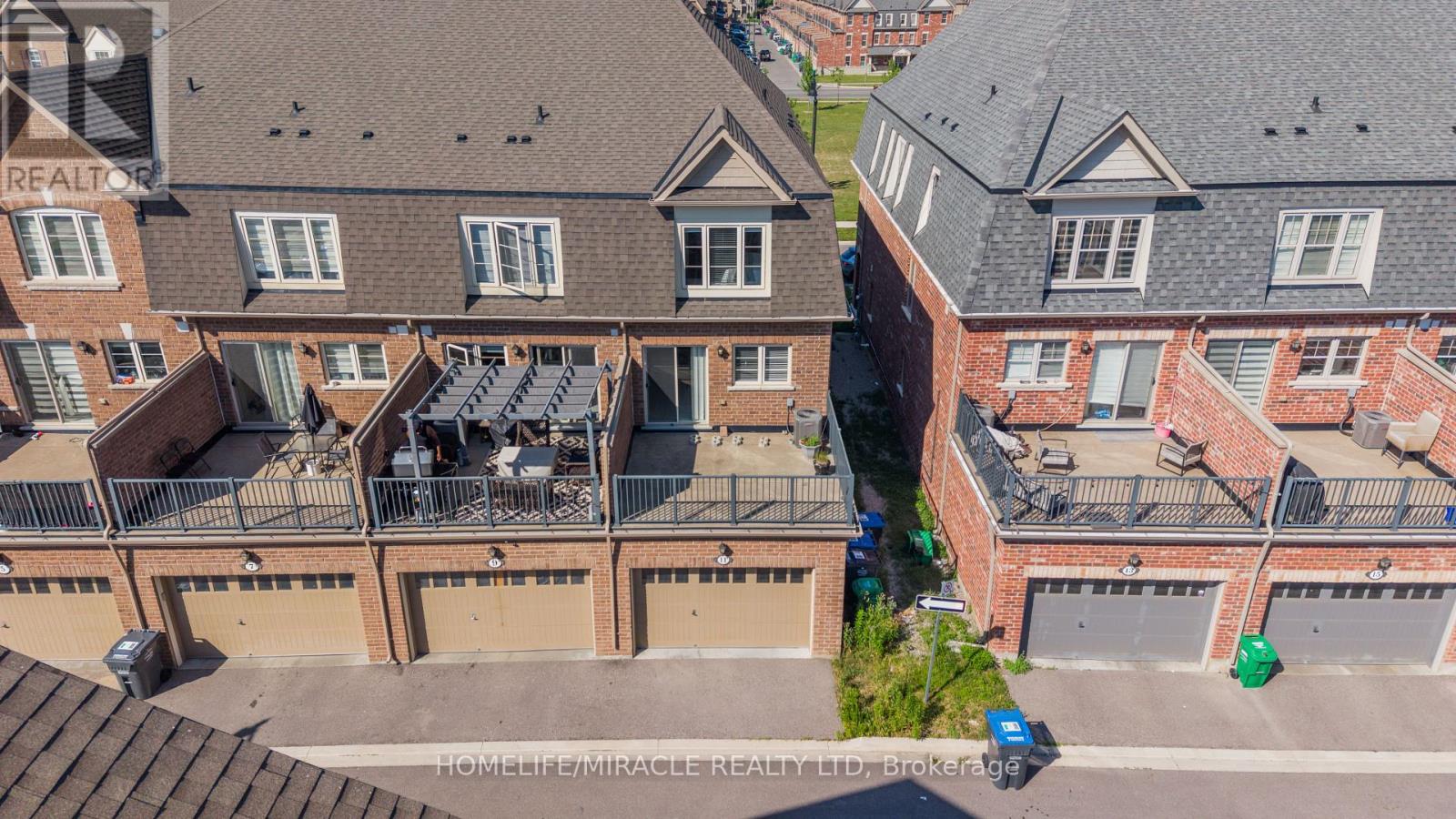 11 Finegan Circle, Brampton, Ontario L7A 4Z7 - Photo 5 - W13542276