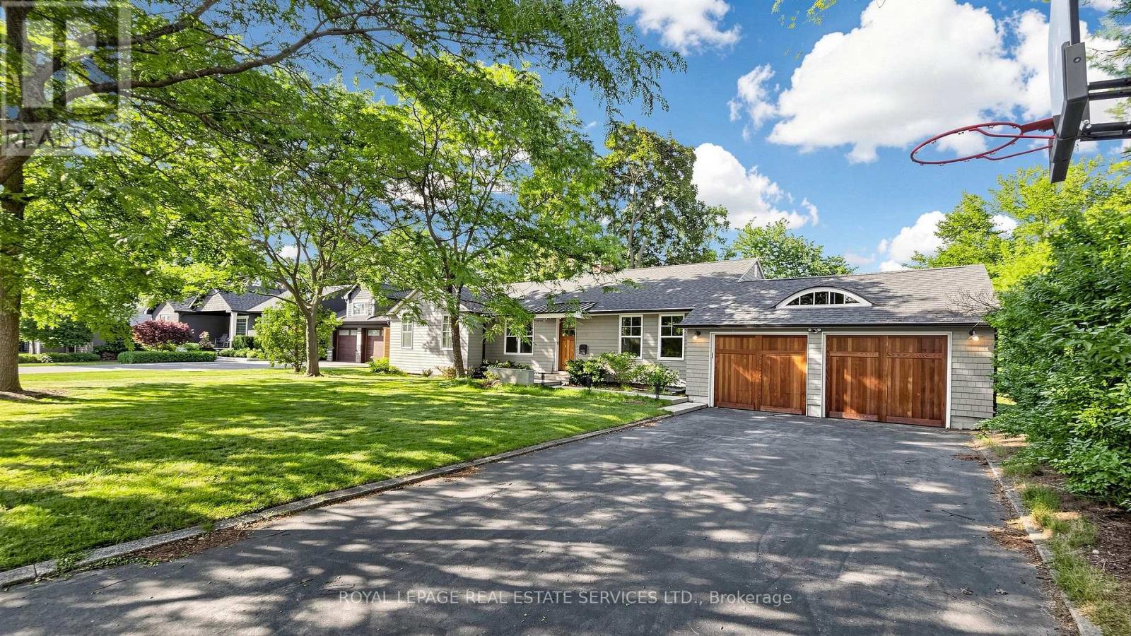 255 Oakwood Crescent, Oakville, Ontario L6K 3M7 - Photo 2 - W13542292