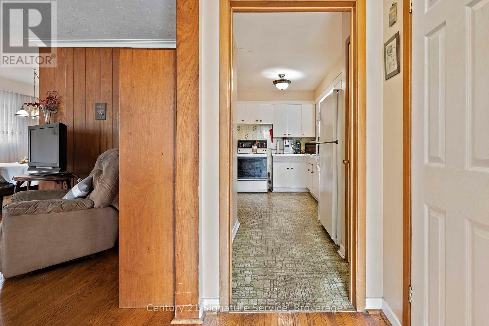 2150 Greenhurst Avenue, Mississauga, Ontario L4X 1J6 - Photo 3 - W13542372