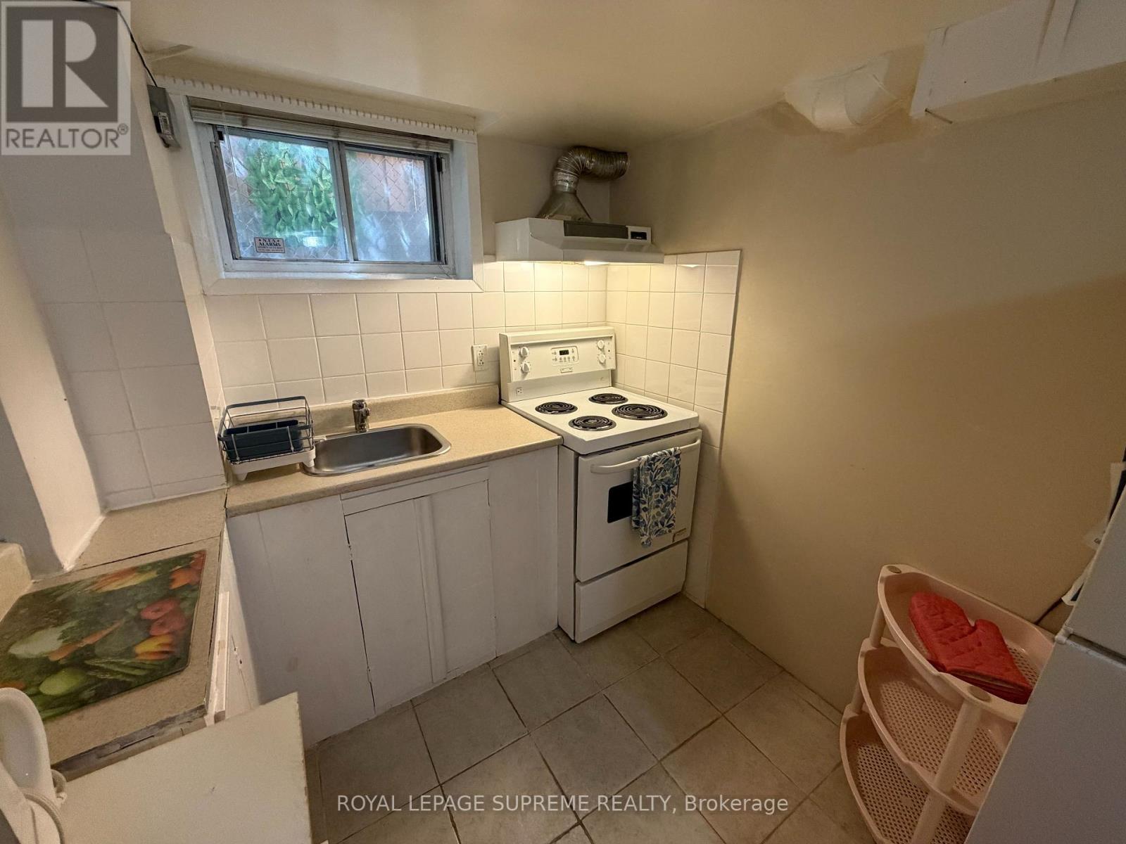 Bsmt - 1074 Briar Hill Avenue, Toronto, Ontario  M6B 1M7 - Photo 6 - W13542528