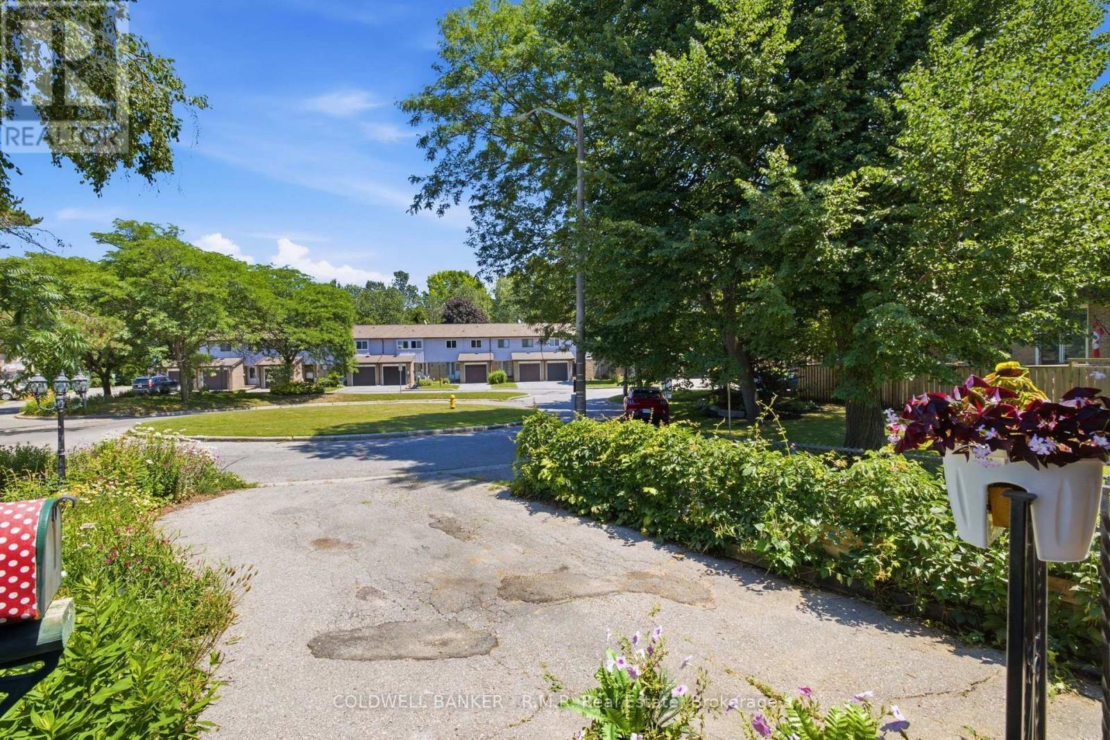 358 Camelot Court, Oshawa, Ontario  L1G 6P7 - Photo 4 - E13542402