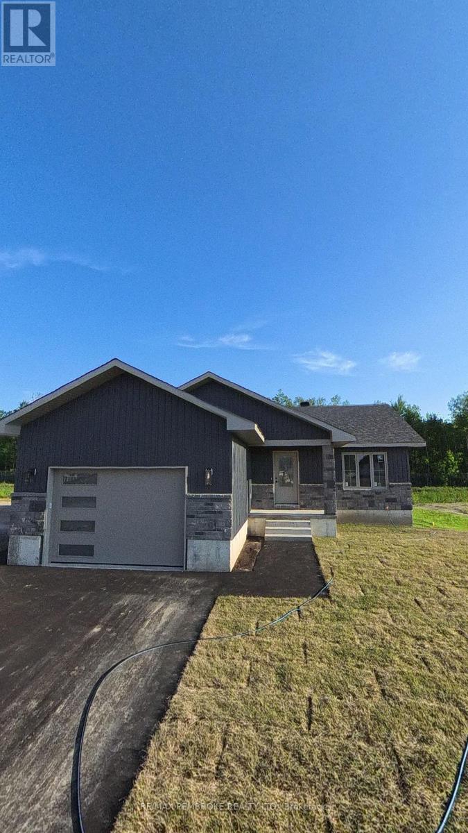 13 Eddy Crescent, Pembroke, Ontario  K8A 0M1 - Photo 2 - X12796086