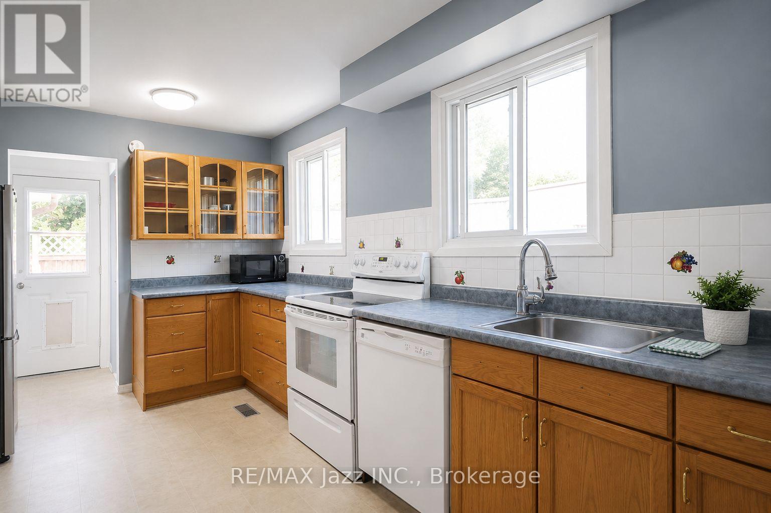 822 Modlin Road, Pickering, Ontario  L1W 1V5 - Photo 2 - E13542932