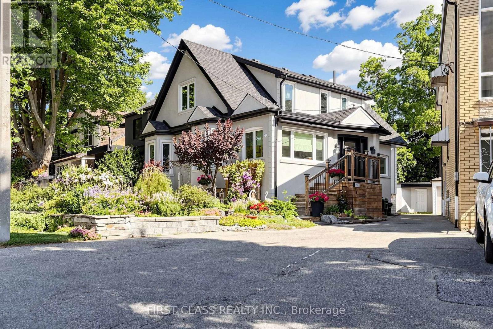 <div class="slider-price">$1,790,000</div><p>18 Yonge Boulevard, Toronto, Ontario</p>