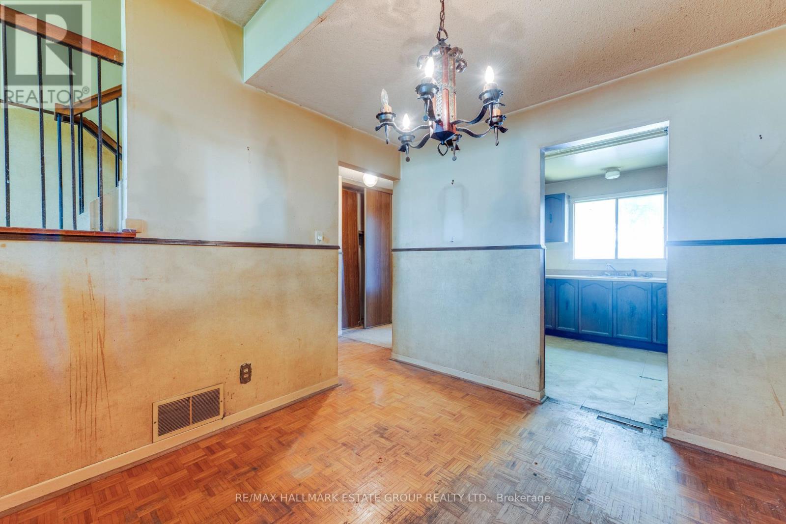 11 Pumfrey Crescent, Toronto, Ontario  M9V 4L5 - Photo 11 - W13542950