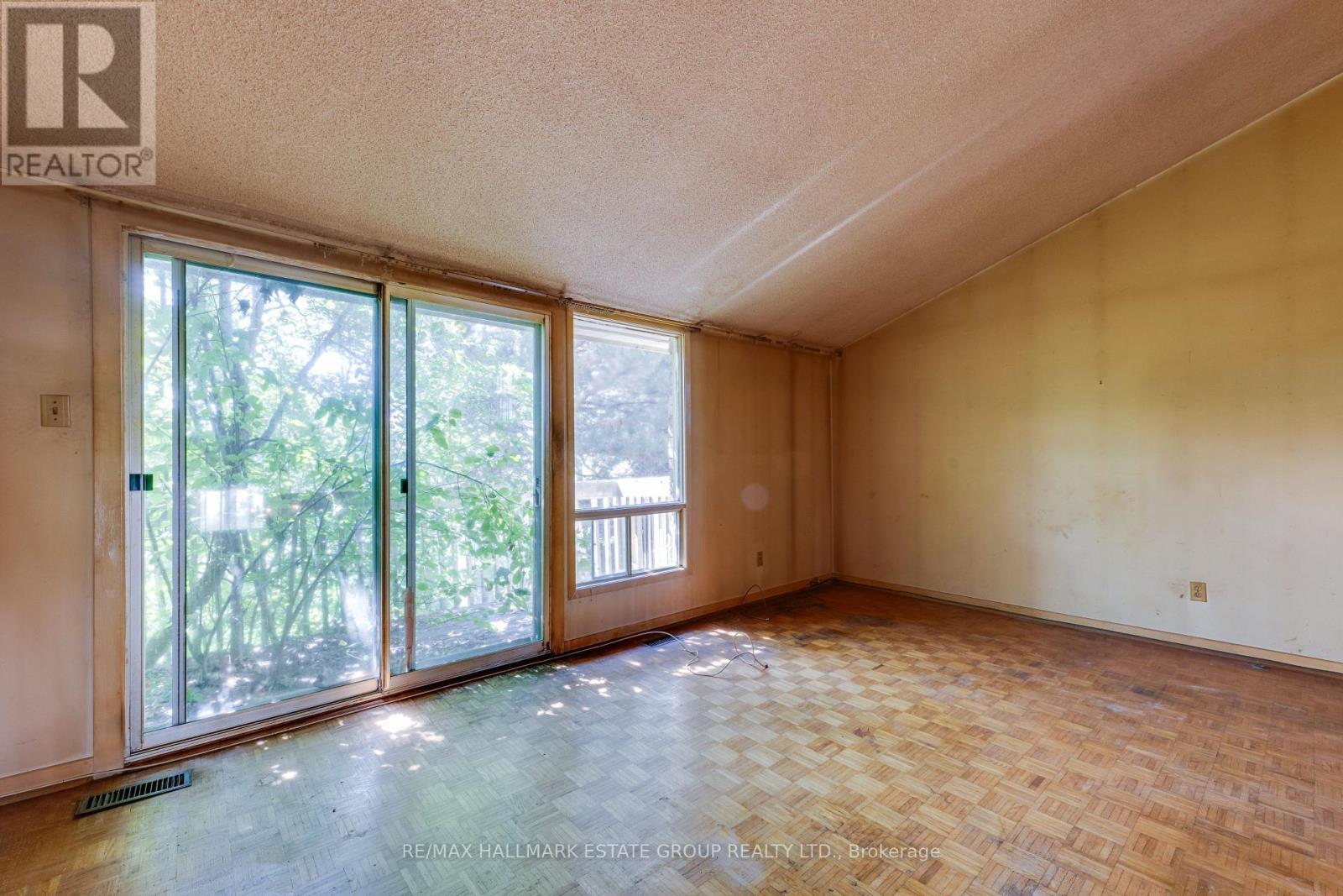 11 Pumfrey Crescent, Toronto, Ontario  M9V 4L5 - Photo 16 - W13542950