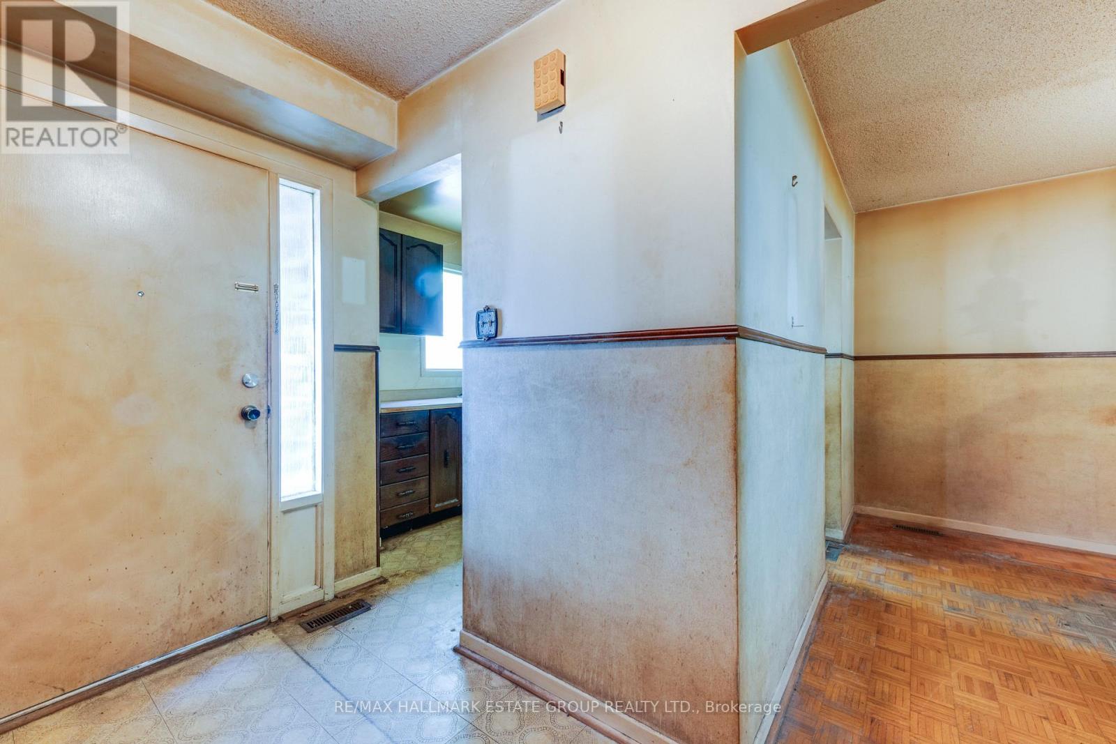 11 Pumfrey Crescent, Toronto, Ontario  M9V 4L5 - Photo 3 - W13542950