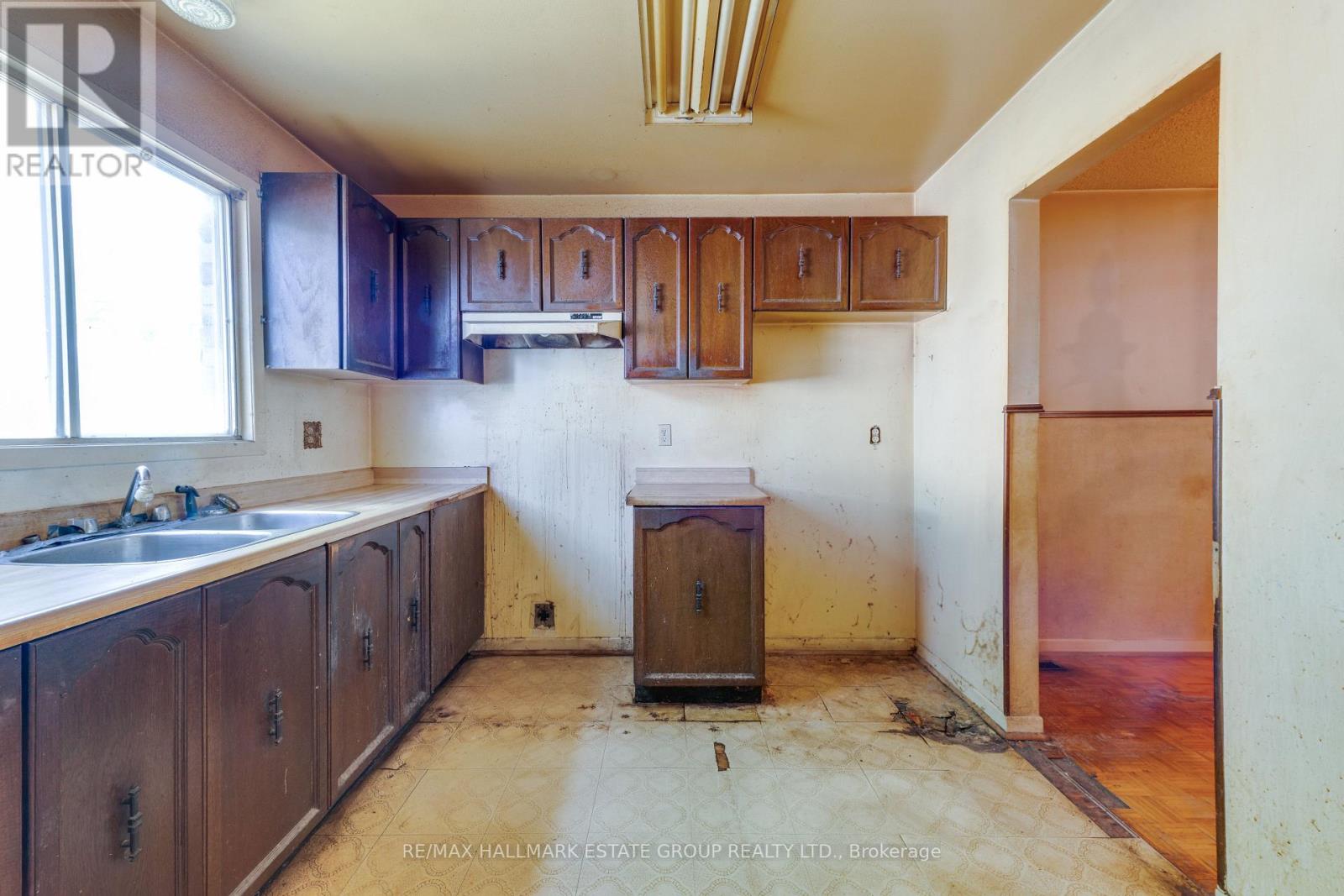 11 Pumfrey Crescent, Toronto, Ontario  M9V 4L5 - Photo 6 - W13542950