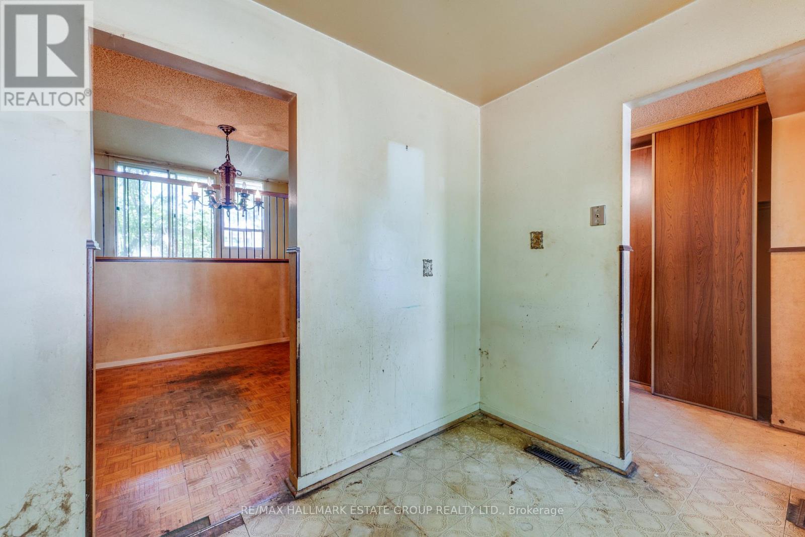 11 Pumfrey Crescent, Toronto, Ontario  M9V 4L5 - Photo 7 - W13542950
