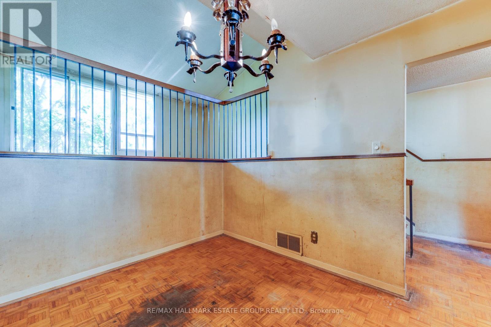 11 Pumfrey Crescent, Toronto, Ontario  M9V 4L5 - Photo 8 - W13542950