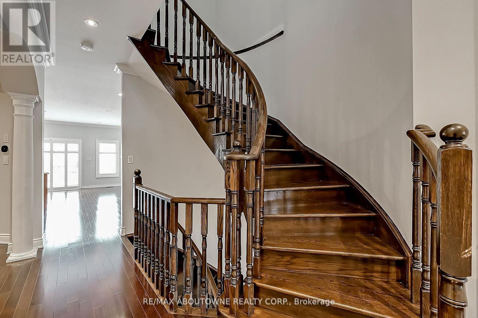 2415 Presquile Drive, Oakville, Ontario  L6H 0A7 - Photo 4 - W13543130