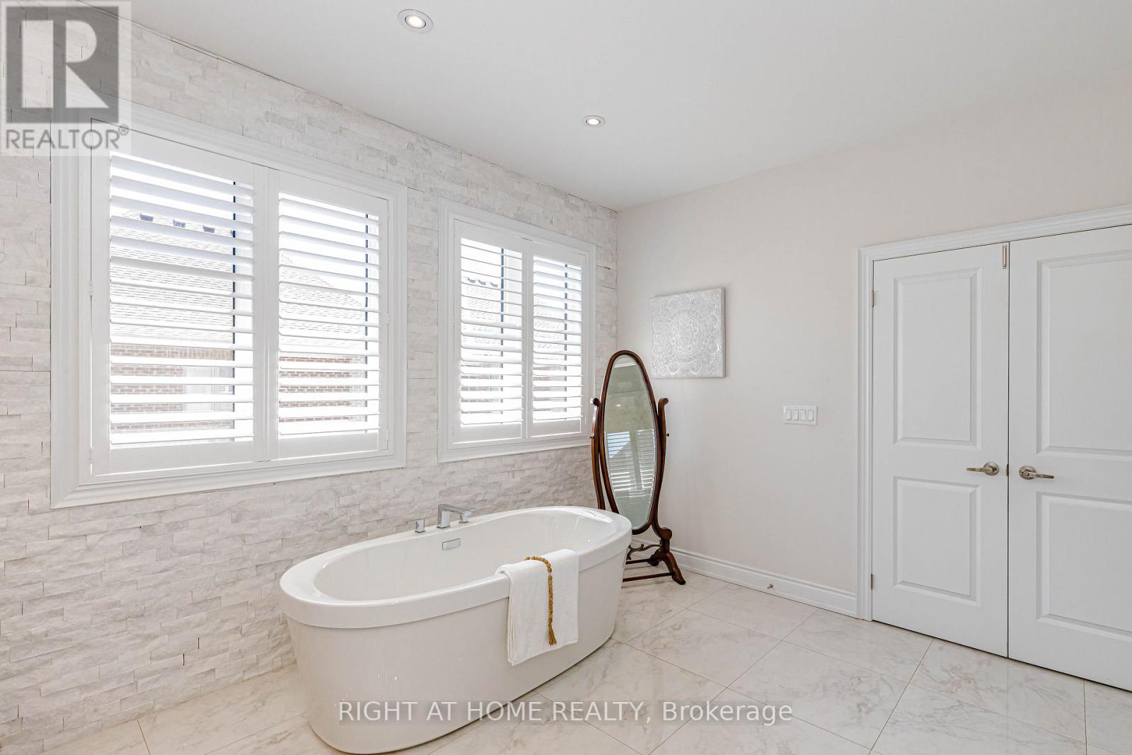 54 Threshing Mill Boulevard, Oakville, Ontario  L6H 0V6 - Photo 33 - W13543254
