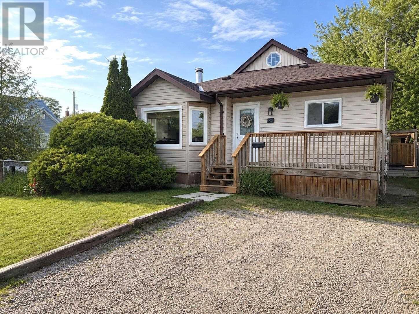 32 Champlain St, Sault Ste. Marie, Ontario  P6B 3T7 - Photo 2 - SM261708