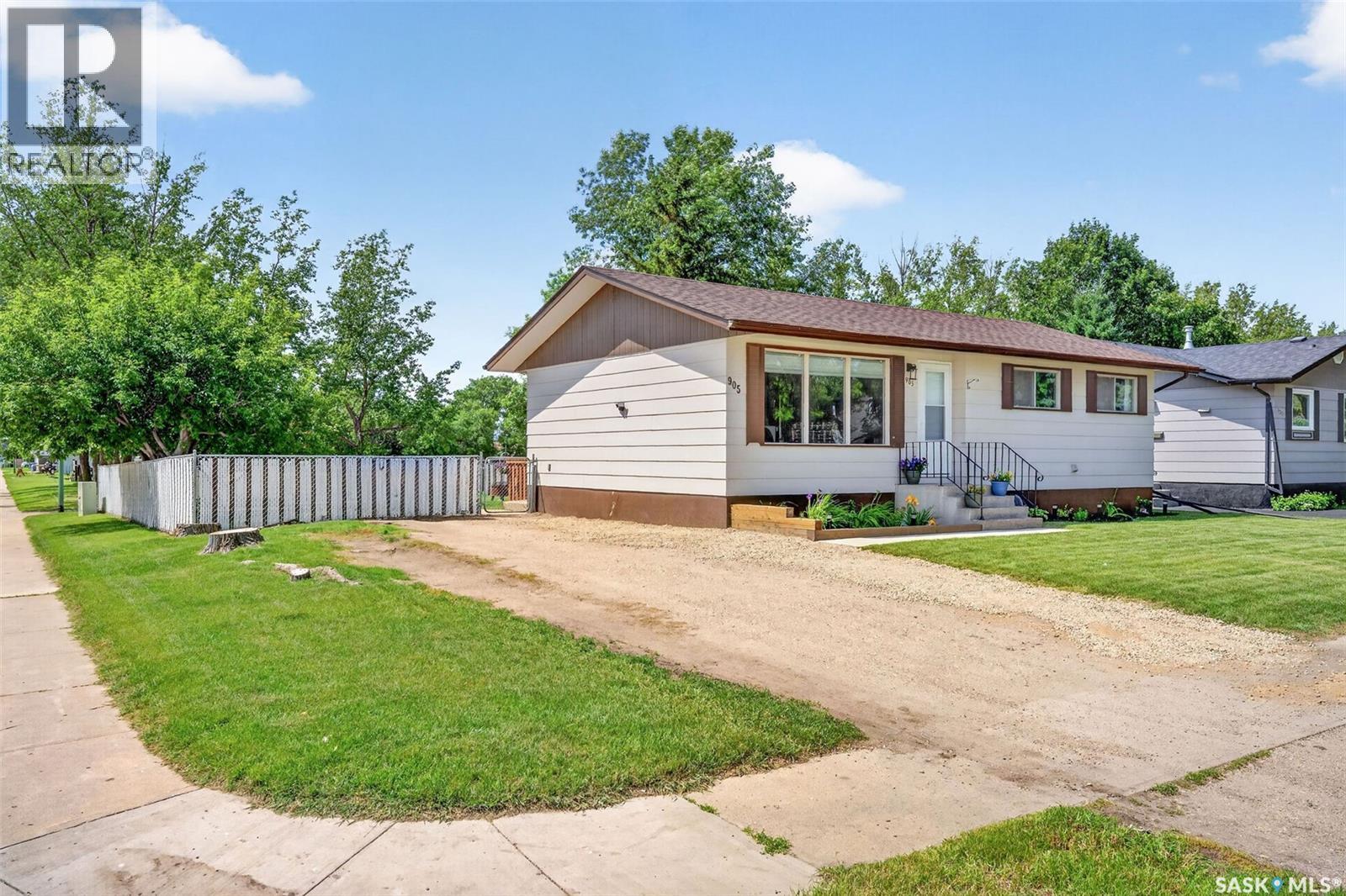 905 14th Street, Humboldt, Saskatchewan  S0K 2A0 - Photo 2 - SK042033