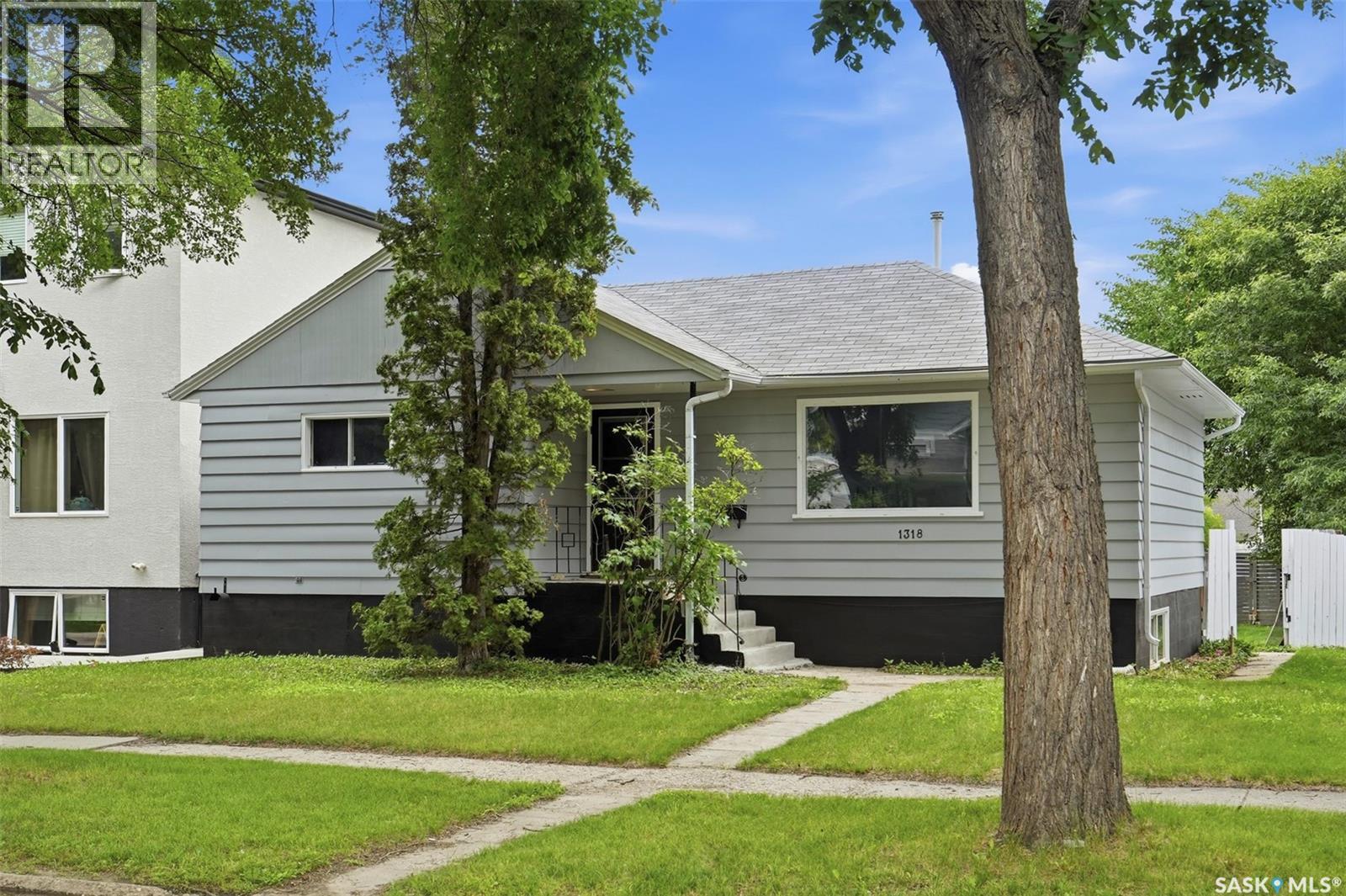 1318 B Avenue N, Saskatoon, Saskatchewan  S7L 1G5 - Photo 2 - SK042031