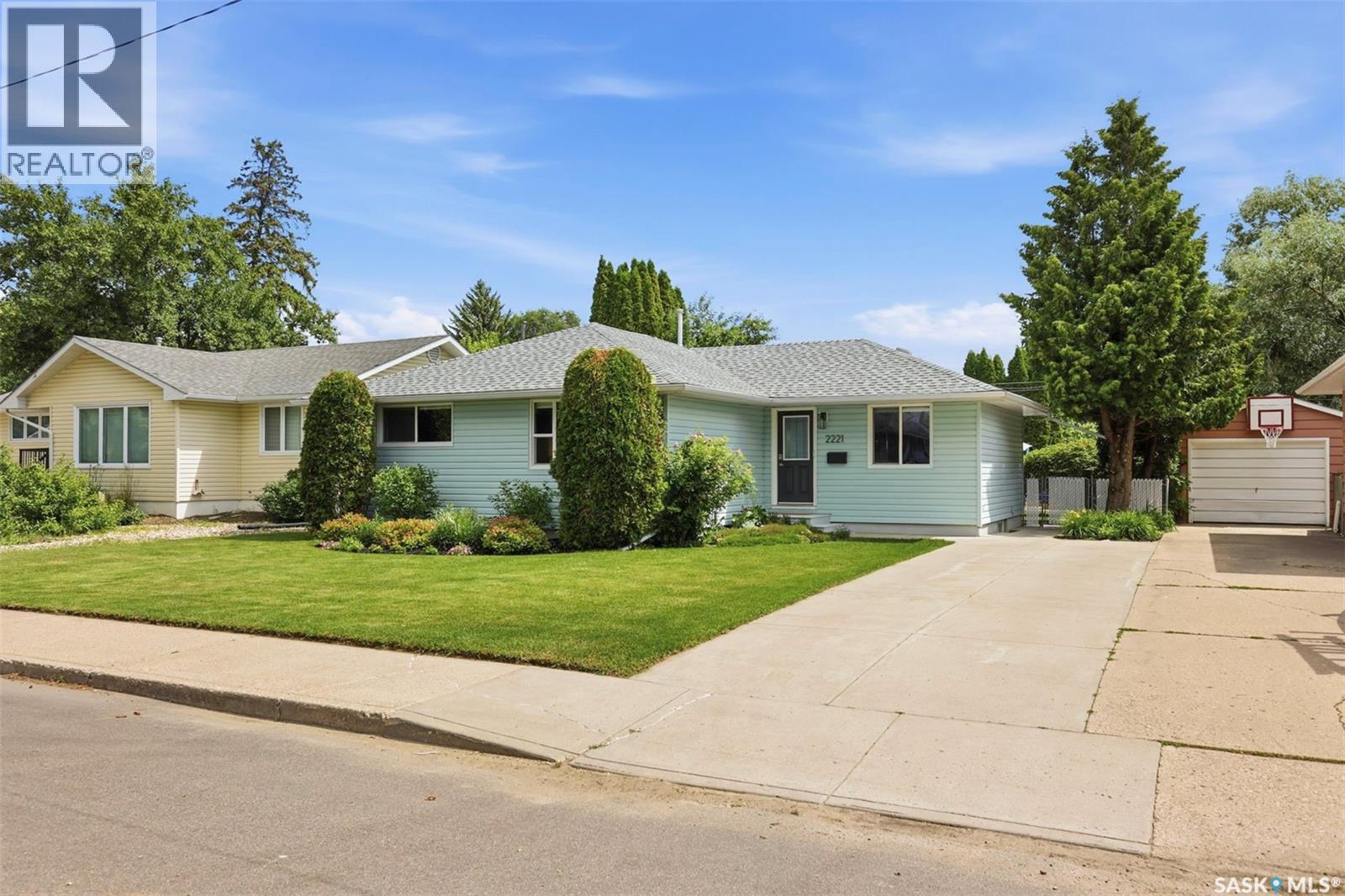 2221 Munroe Avenue S, Saskatoon, Saskatchewan  S7J 1S2 - Photo 2 - SK041857