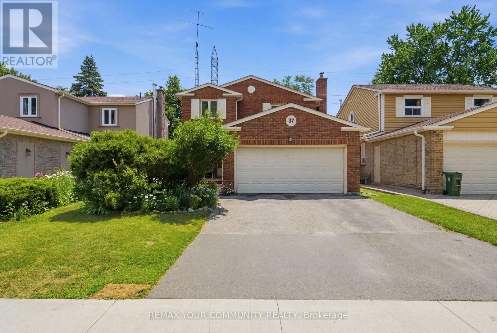 <div class="slider-price">$799,000</div><p>37 Longbow Square, Toronto, Ontario</p>
