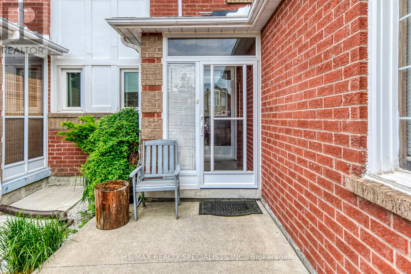 40 Mannel Crescent, Brampton, Ontario  L6Y 5E2 - Photo 3 - W13543430