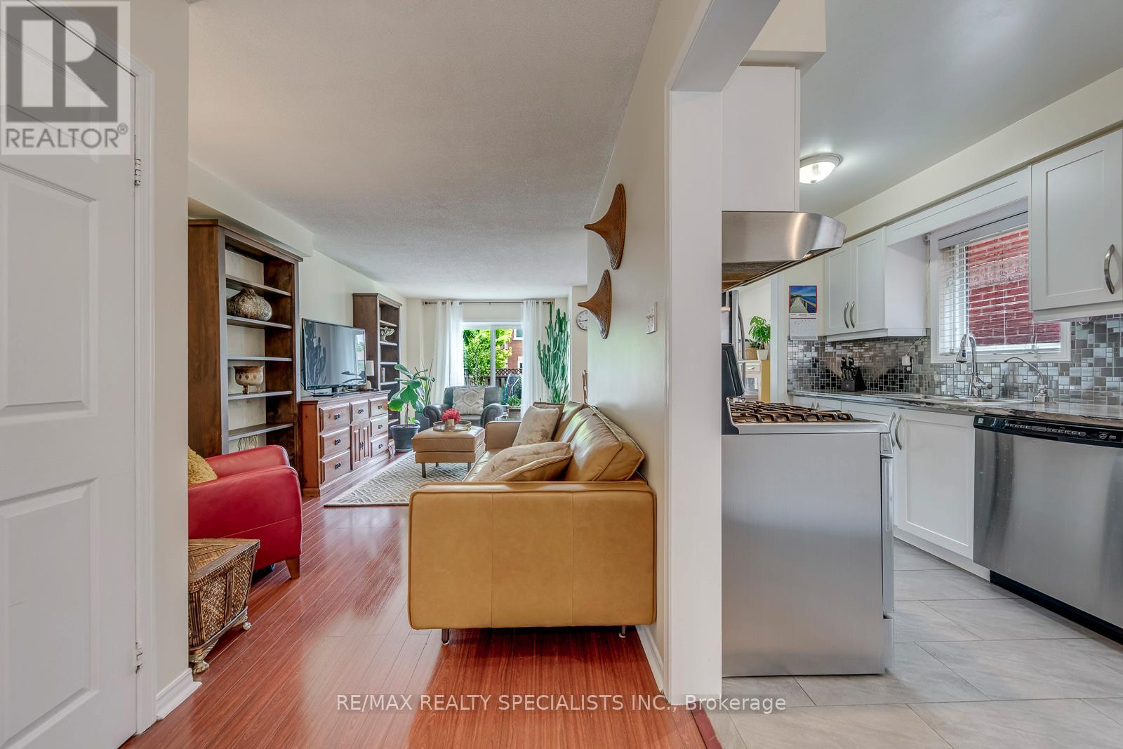 40 Mannel Crescent, Brampton, Ontario  L6Y 5E2 - Photo 5 - W13543430