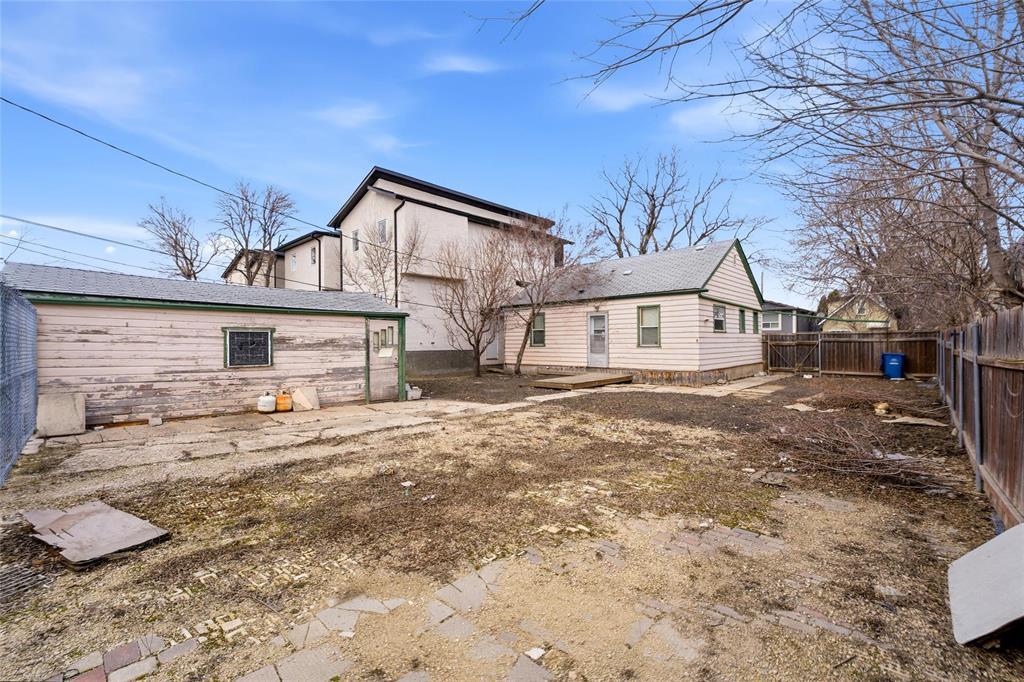 1926 Elgin Avenue, Winnipeg, Manitoba  R2R 0C9 - Photo 2 - 202602505