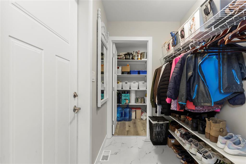142 Carleton Drive, Steinbach, Manitoba R5G 0W4 - Photo 3 - 202616070