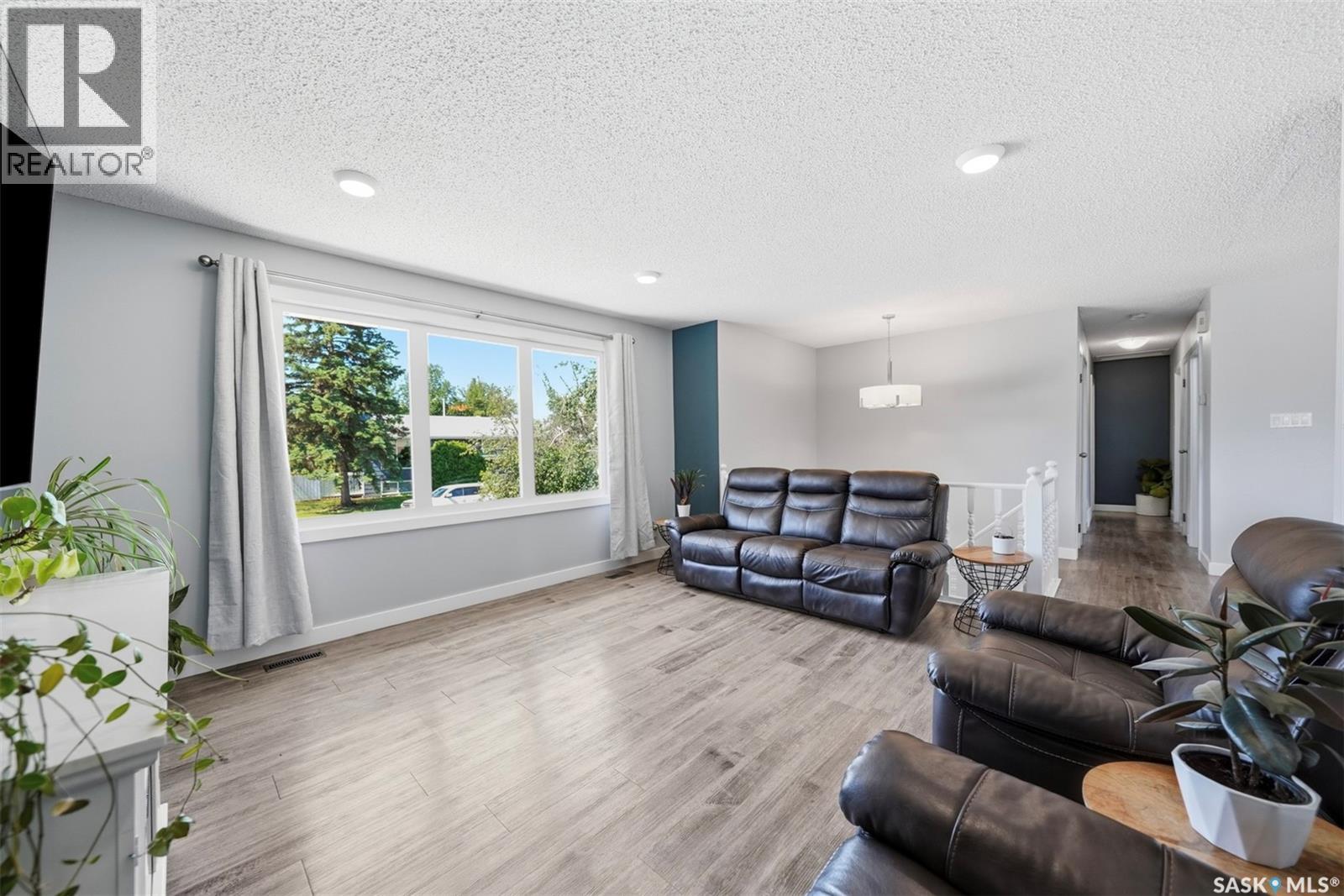 3120 Hogeweide Drive, Prince Albert, Saskatchewan  S6V 6X9 - Photo 4 - SK042041