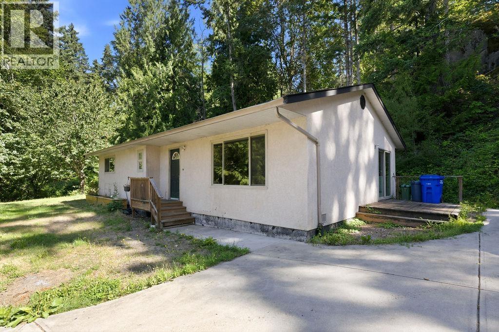 5754 Trout Lake Road, Halfmoon Bay, British Columbia V7Z 1H1 - Photo 4 - R3144374