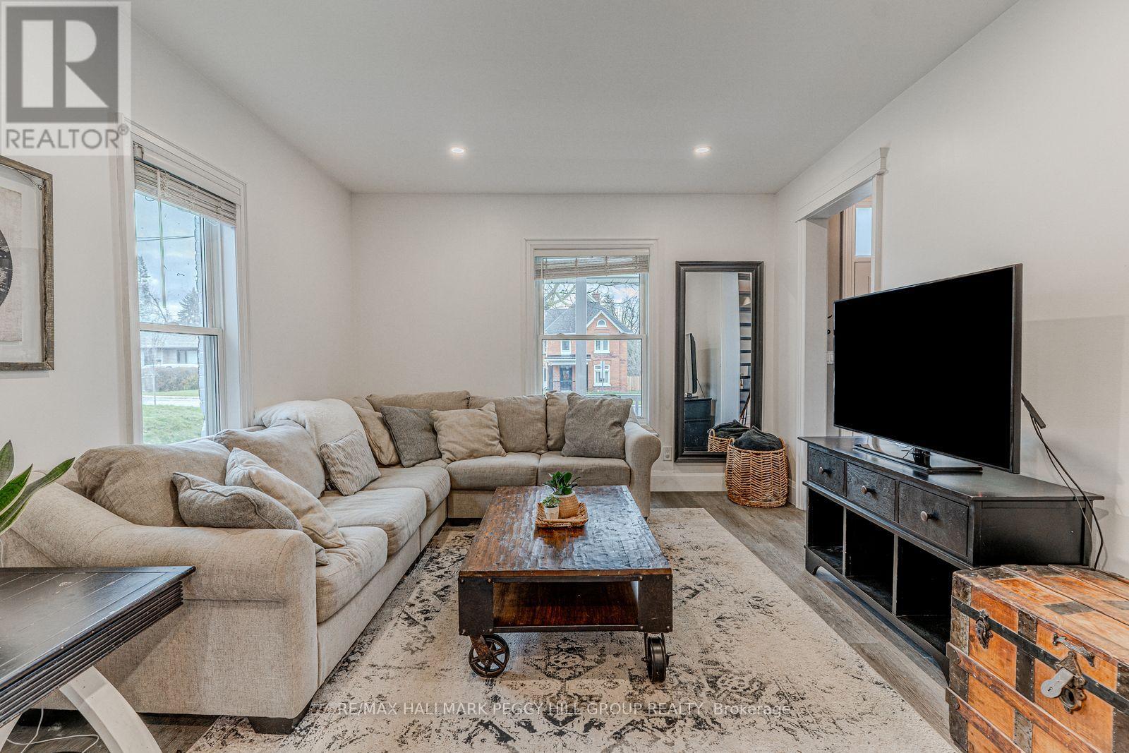30 Eugenia Street, Barrie, Ontario L4M 1P8 - Photo 3 - S13543680