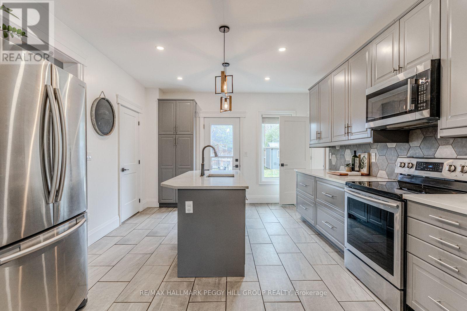 30 Eugenia Street, Barrie, Ontario L4M 1P8 - Photo 4 - S13543680