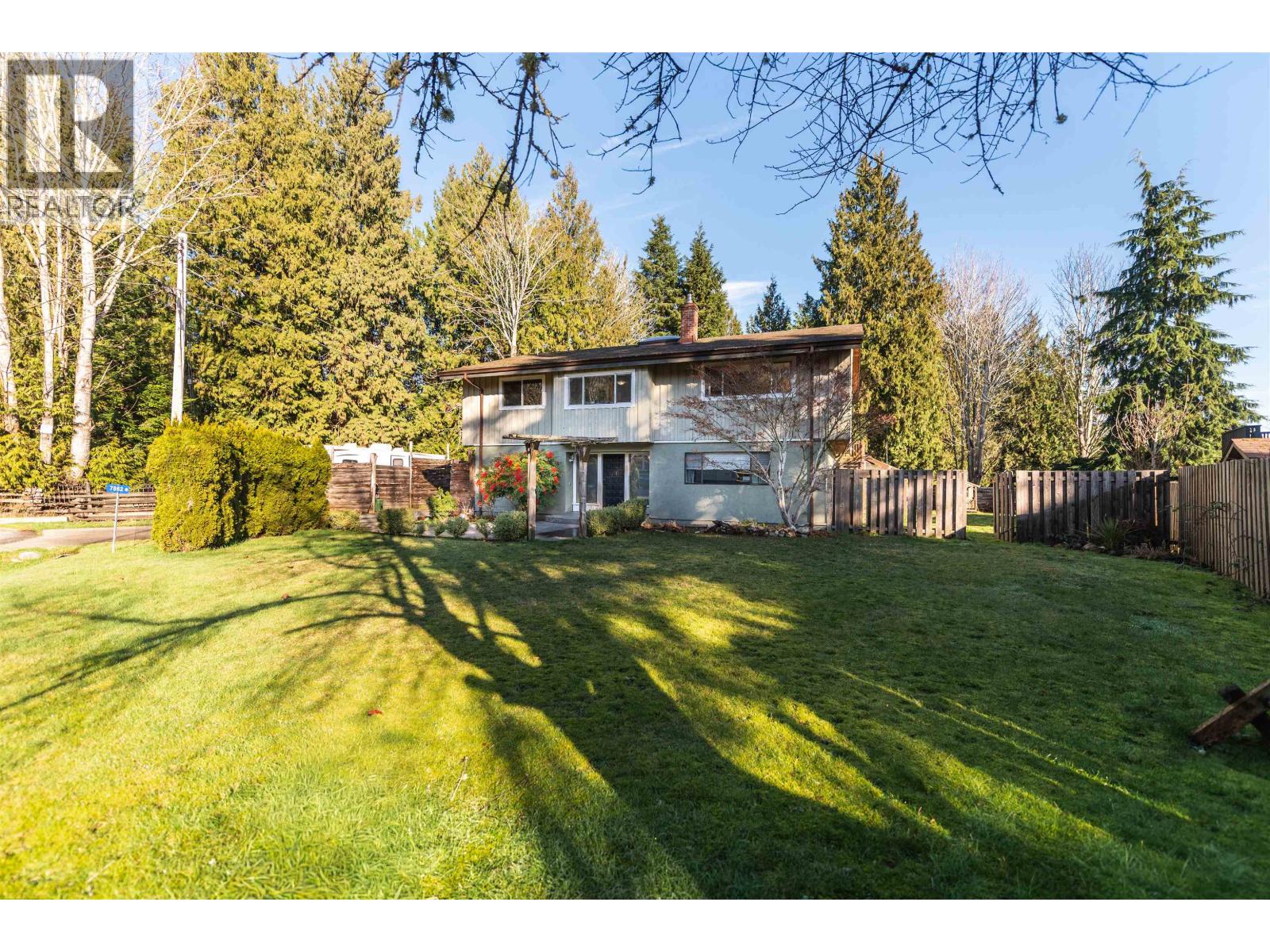 7862 Eagle Drive, Halfmoon Bay, British Columbia  V7Z 1A3 - Photo 2 - R3087738